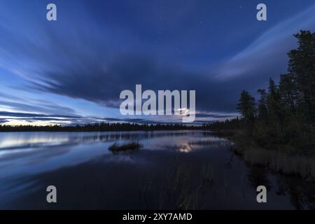 Atmosfera serale in un lago forestale, Norrbotten, Lapponia, Svezia, agosto 2013, Europa Foto Stock