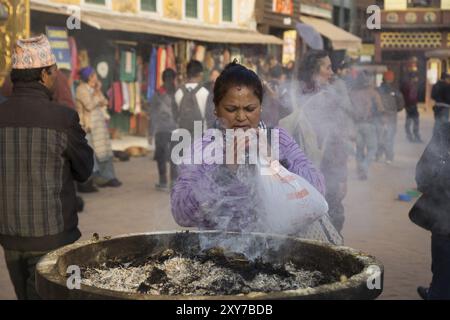 Kathmandu, Nepal, 3 dicembre 2014: Pellegrini in visita allo Stupa buddista di Boudhanath, Asia Foto Stock