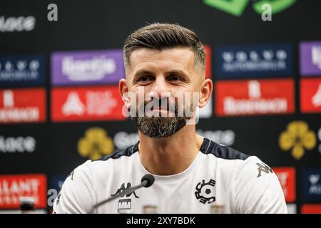 Brugge, Belgio. 28 agosto 2024. L'allenatore di Cercle Miron Muslic, nella foto, durante una conferenza stampa della squadra belga di calcio Cercle Brugge KSV, mercoledì 28 agosto 2024 a Brugge. La squadra si sta preparando per la partita di domani contro il polacco Wisla Krakow nella fase di ritorno dei play-off per la competizione UEFA Conference League. Cercle ha vinto la gara di andata 1-6. BELGA FOTO KURT DESPLENTER credito: Belga News Agency/Alamy Live News Foto Stock