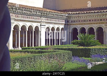 Chiostro, colonne e area verde Foto Stock