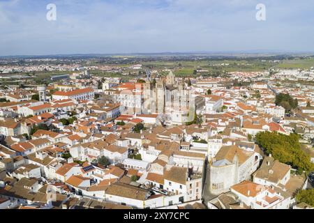Vista aerea del drone Evora in una giornata di sole con gli edifici storici del centro città e la chiesa di Alentejo, Portogallo, Europa Foto Stock