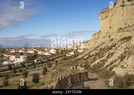 Vista panoramica del villaggio di Arguedas e delle grotte di Arguedas, in Spagna Foto Stock