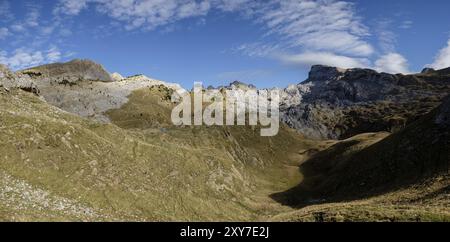 Alto de Budogia (2367 m), Mesa de los Tres Reyes (2448 m), Pico Mouscate (2236 m), Petrachema-Ansabere (2378 m), Hoya de la Solana, Parque nat Foto Stock