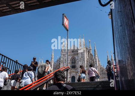 Vista dall'uscita della stazione della metropolitana di Milano "Duomo" che si apre su Piazza del Duomo e sul Duomo di Milano Foto Stock