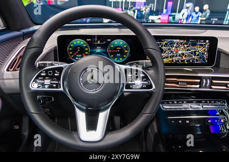 Vista interna del cruscotto dell'auto elettrica Mercedes Benz EQC 400 al Motor Show IAA di Francoforte. Germania - 11 settembre 2019. Foto Stock