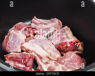 Lo chef prepara un tradizionale piatto di norvegesi, di agnello e di cavolo nero Foto Stock