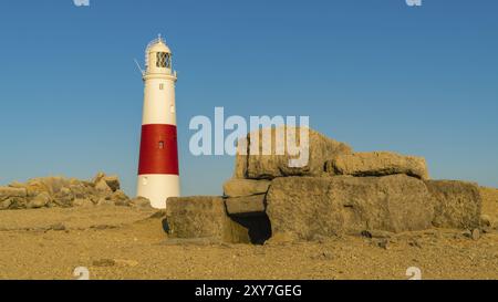 Portland Bill Lighthouse visto da rocce vicino a pulpito Rock, Jurassic Coast, Dorset, Regno Unito, Jurassic Coast, Dorset, Regno Unito Foto Stock