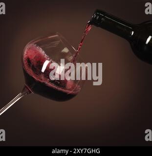 Stridio rosso versato in cantina Foto Stock