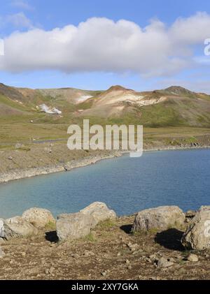 Il cratere d'esplosione Graenavatn pieno d'acqua in Islanda Foto Stock