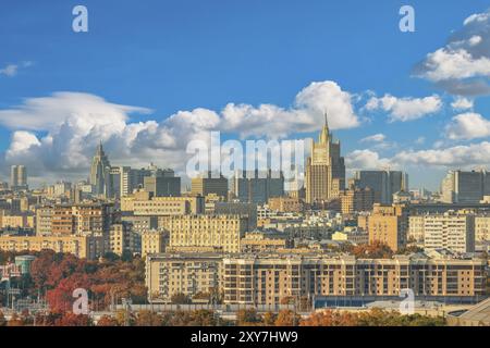 Mosca Russia, vista dello skyline della città da Sparrow Hill con stagione di fogliame autunnale Foto Stock