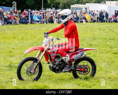 Uno stunt man su una bicicletta da trail al Reeth Show di Swaledale, Yorkshire Dales, Regno Unito. Foto Stock