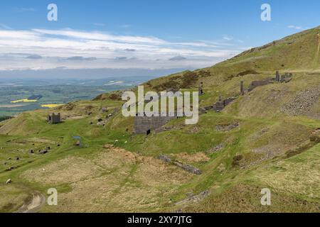 Ammira il paesaggio dello Shropshire da Titterstone Clee vicino a Cleeton, Shropshire, Inghilterra, Regno Unito, con rovine di vecchi edifici in cava Foto Stock