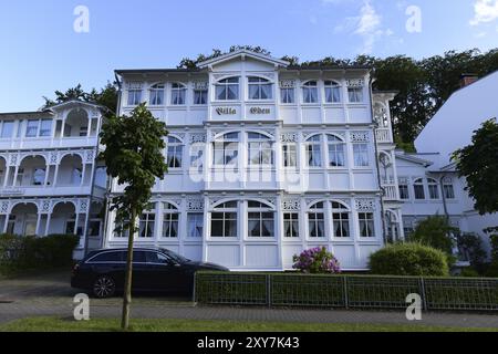 Una villa bianca con elementi decorativi e diverse finestre sulla facciata, Ruegen (Binz 1) Foto Stock