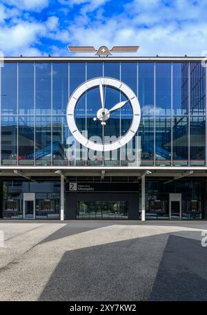 Ingresso all'edificio 2 di Messeplatz Basilea che mostra il gigantesco orologio e la caratteristica finestra a grande schermo. Kleinbasel, piccola Basilea. Foto Stock