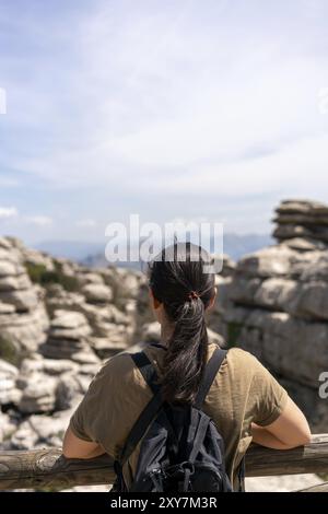 Donna che guarda le formazioni di roccia calcarea nella riserva naturale di El Torcal de Antequera, in Spagna Foto Stock