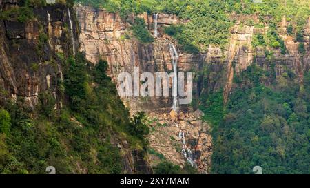 Le cascate di Wah Kaba sono una pittoresca cascata situata a Cherrapunji, Meghalaya. È conosciuta per le sue acque a cascata e la sua incredibile bellezza naturale. Foto Stock