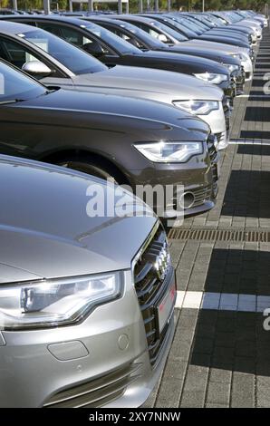 Nuove vetture Audi in fila al centro Audi di berlino Foto Stock