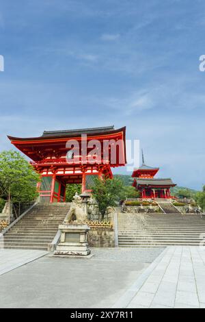 Un cielo azzurro e limpido dietro Ro-Mon e la tripla pagoda all'ingresso delle scale del tempio Kiyomizu-dera in serata, senza persone presenti a Kyoto, in Giappone. Foto Stock