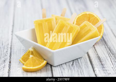 Alcune papaveri appena fatti (foto ravvicinata, messa a fuoco selettiva) su uno sfondo di legno Foto Stock