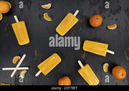 Porzione di papaveri mandarini freschi fatti in casa (primo piano, attenzione selettiva) su un sfondo vintage Foto Stock