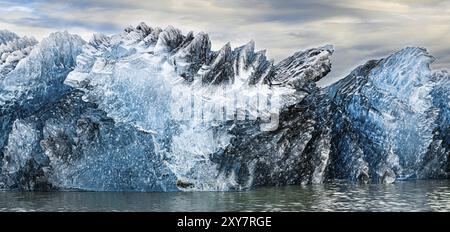 Laguna del ghiacciaio di Jokulsarlon nell'Islanda orientale durante il tramonto Foto Stock