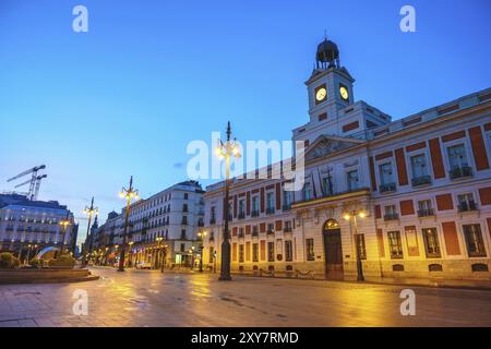 Madrid Spagna, skyline notturno della città a Puerta del Sol e Torre dell'Orologio della porta del sole Foto Stock