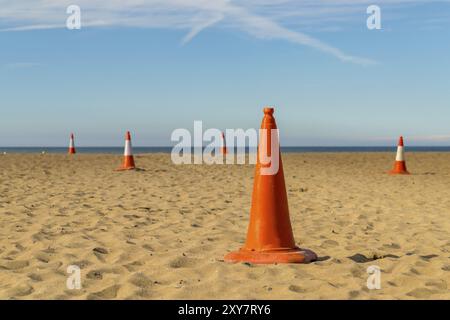 Tralicci sulla spiaggia, visto nella baia di Aberporth, Ceredigion, Dyfed, Wales, Regno Unito Foto Stock