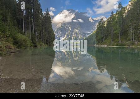 Pausa di fine estate sul Lago di Prags, alto Adige Foto Stock