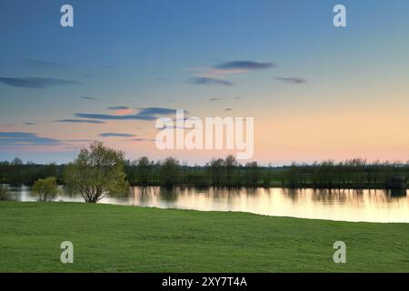 Calmo tramonto primaverile sul fiume Ijssel, Paesi Bassi Foto Stock