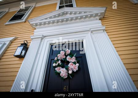 Casa in stile federale con finiture bianche nella storica Wickford, Rhode Island, Stati Uniti, New England. Foto Stock