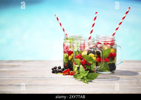 Vetro naturale di berry lemonade vicino alla piscina Foto Stock