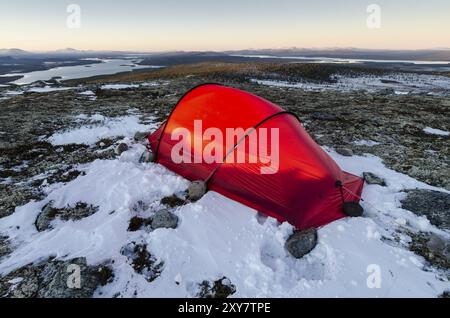 Tenda a Engerdalsfjellet con vista sui laghi Isteren e Femunden, Hedmark Fylke, Norvegia, ottobre 2011, Europa Foto Stock