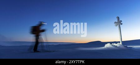 Sciatori sopra le nuvole sul Monte Dundret all'ultima luce della sera, Gaellivare, Norrbotten, Lapponia, Svezia, novembre 2012, Europa Foto Stock