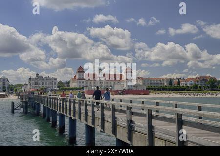Un molo vivace con escursionisti e un edificio storico sullo sfondo, Ruegen (Binz 1) Foto Stock