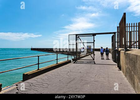 Il braccio occidentale del porto di Shoreham, in una giornata di sole e limpide estati, West Sussex Inghilterra, Regno Unito Foto Stock