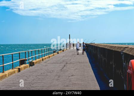 Il braccio occidentale del porto di Shoreham, in una giornata di sole e limpide estati, West Sussex Inghilterra, Regno Unito Foto Stock