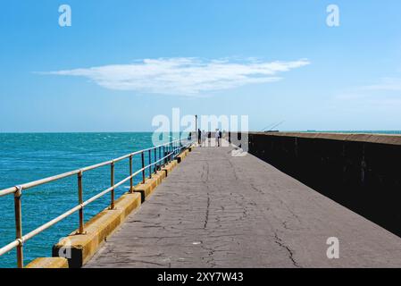 Il braccio occidentale del porto di Shoreham, in una giornata di sole e limpide estati, West Sussex Inghilterra, Regno Unito Foto Stock