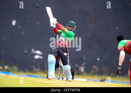 NAIROBI, KENYA - AGOSTO 28: Kenya - batter, Pushkar Sharma in azione durante una sezione di addestramento in preparazione del Consiglio internazionale di cricket (ICC) Foto Stock