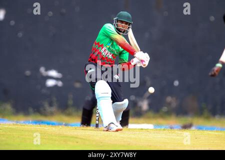 NAIROBI, KENYA - AGOSTO 28: Kenya - batter, Pushkar Sharma in azione durante una sezione di addestramento in preparazione del Consiglio internazionale di cricket (ICC) Foto Stock