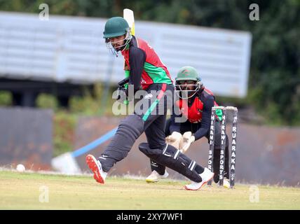 NAIROBI, KENYA - AGOSTO 28: Kenya - battitore, Sukhdeep Singh durante una sezione di addestramento in preparazione per la Divisione 2 del Consiglio Internazionale di cricket (ICC) Foto Stock