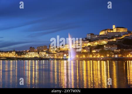 Coimbra vista della città di notte con il fiume Mondego e splendidi edifici storici, in Portogallo Foto Stock