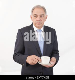 Uomo in qualità di funzionario pubblico, rappresentante, avvocato o venditore con la tazza di caffè in mano Foto Stock