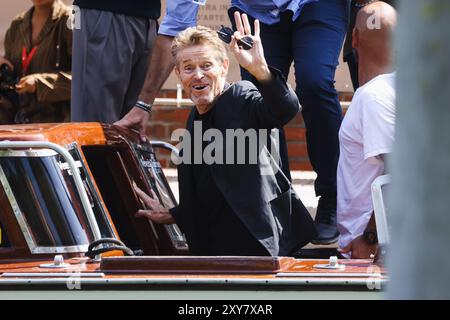 Venezia, Italia, 28/08/2024, il Red carpet del film Beetlejuice Beetlejuice durante la 81a Mostra Internazionale d'Arte cinematografica di Venezia. Nella foto: Willem Dafoe arriva al Palazzo del Cinema Foto Stock