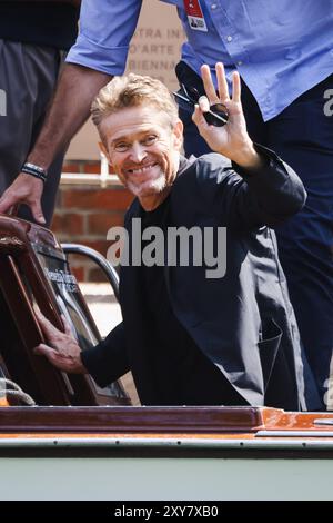 Venezia, Italia, 28/08/2024, il Red carpet del film Beetlejuice Beetlejuice durante la 81a Mostra Internazionale d'Arte cinematografica di Venezia. Nella foto: Willem Dafoe arriva al Palazzo del Cinema Foto Stock