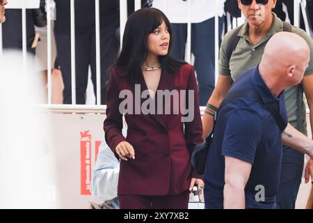 Venezia, Italia, 28/08/2024, il Red carpet del film Beetlejuice Beetlejuice durante la 81a Mostra Internazionale d'Arte cinematografica di Venezia. Nella foto: Jenna Ortega arriva al Palazzo del Cinema Foto Stock