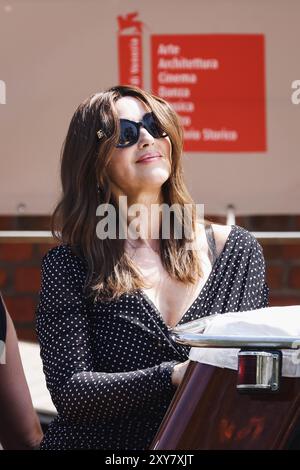 Venezia, Italia, 28/08/2024, il Red carpet del film Beetlejuice Beetlejuice durante la 81a Mostra Internazionale d'Arte cinematografica di Venezia. Nella foto: Monica Bellucci arriva al Palazzo del Cinema Foto Stock