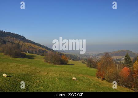 Affacciato su Waltersdorf sotto il Lausche nei monti Zittau (Oberlausitz, Sassonia) in autunno Foto Stock