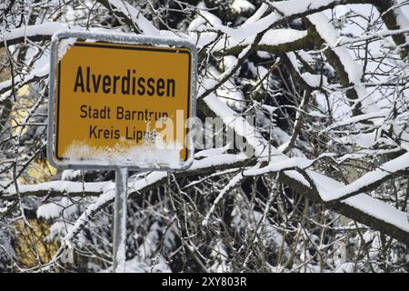 Insegna della città di Alverdissen in inverno Foto Stock