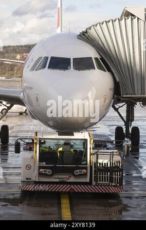 Volo, aereo passeggeri Teofilo Braga del tipo Airbus A320 della compagnia aerea TAP Air Portugal con rimorchiatore durante il pushback al terminal in Foto Stock