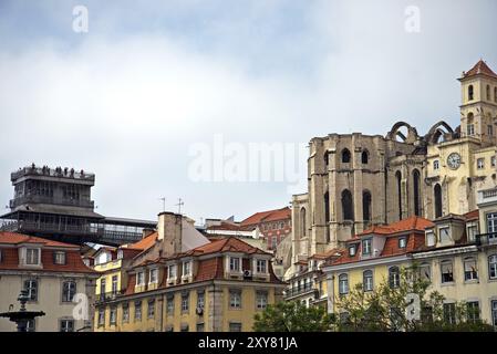 L'ascensore di Santa Justa e la chiesa Igreja do Carmo nel centro di Lisbona, Portogallo, Europa Foto Stock